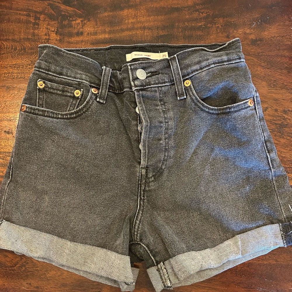 Women's Black Levi’s Denim Shorts 25
